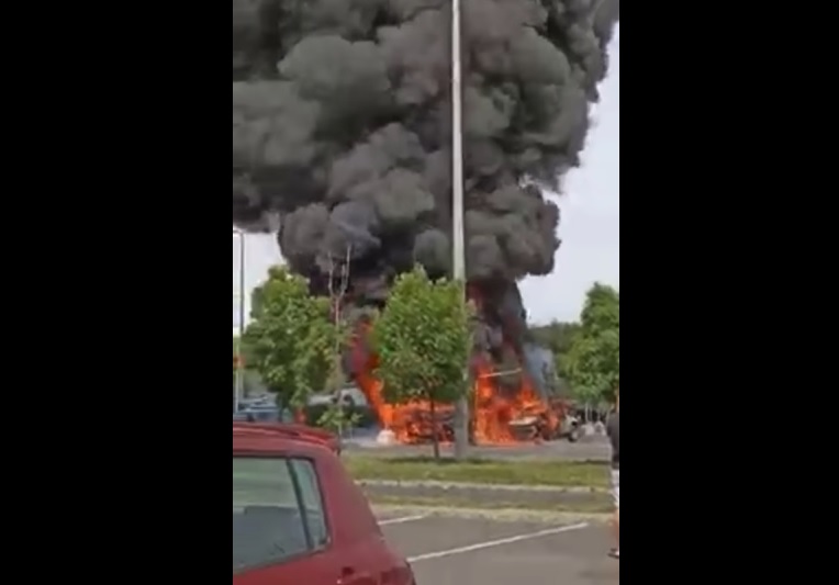 VIDEÓ: Hatalmas lángokkal égett egy kisteherautó és egy személyautó a maglódi áruház parkolójában
