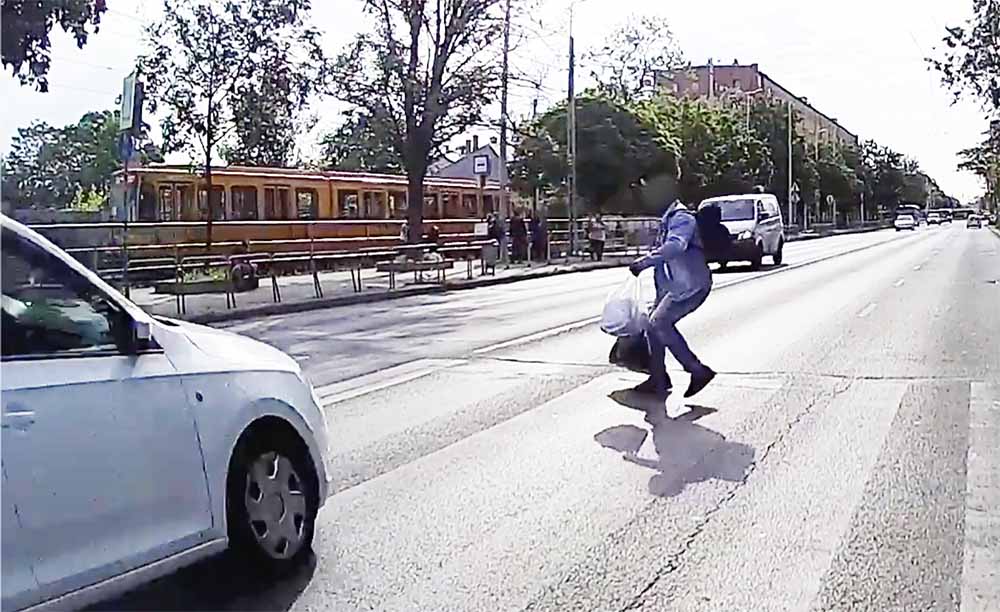 VIDEÓ: Csak magának köszönheti ez a férfi, hogy nem gázolták el a Kőbányai úton