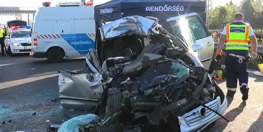VIDEÓ: Álló kamionnak ütközött egy autó az M5-ös autópályán – Az utas meghalt, hatan pedig megsérültek