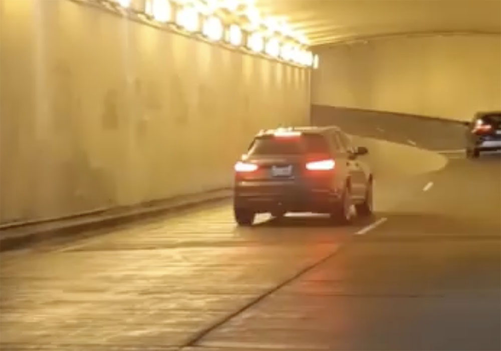 VIDEÓ: Különös jelenség miatt vészfékeztek az autósok