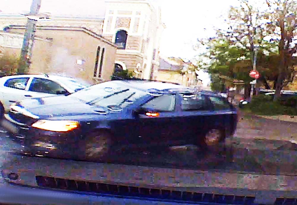 VIDEÓ: Egyikük sem adta meg a jobbkezet, csak a kamerás autó sofőrje figyelt