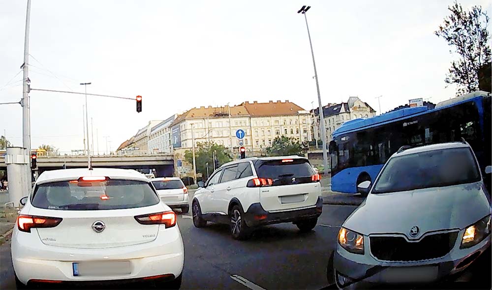 VIDEÓ: Ezt csúnyán benézte a Skoda sofőrje a Boráros téren