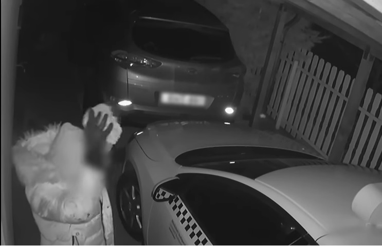 VIDEÓ: Szikladarabbal akarta betörni a kocsi ablakát, de csak a saját arcát sikerült betörnie