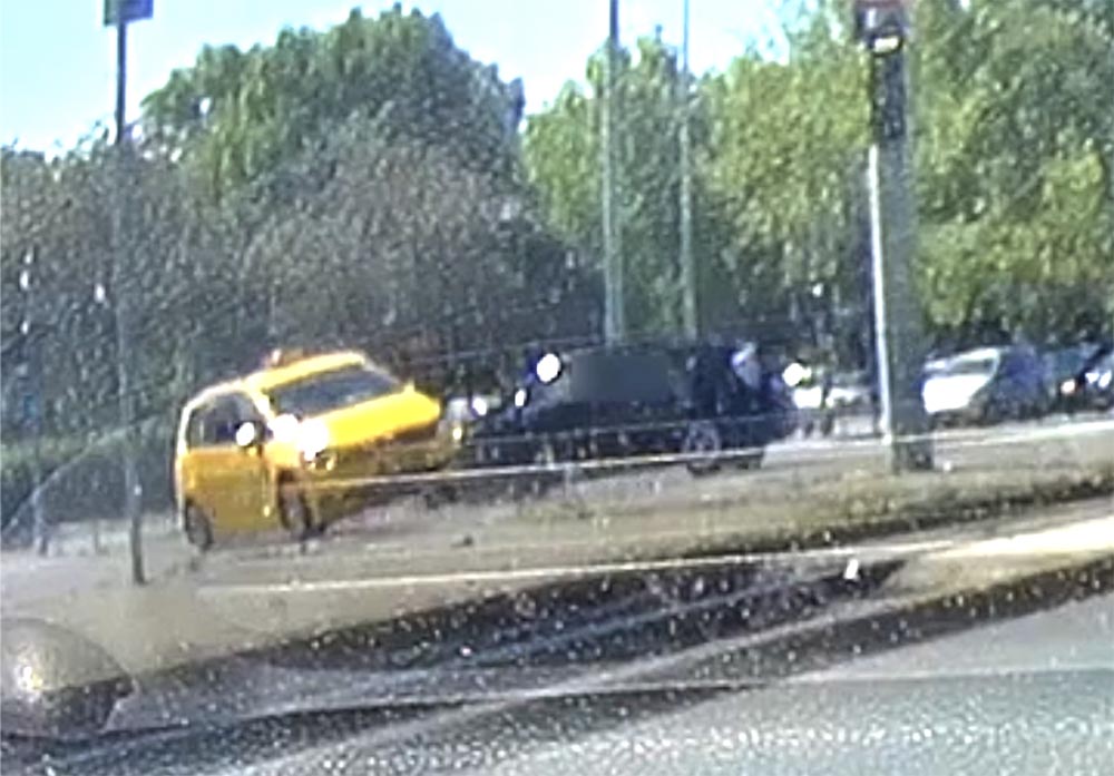 VIDEÓ: Át akart csorogni a taxis, belerohant a Prius