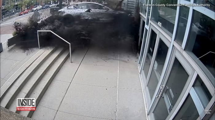VIDEÓ: Hatalmas sebességgel csapódott az emberekkel teli épületbe egy Tesla