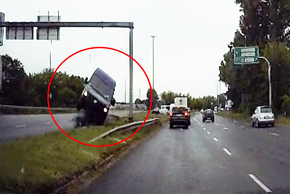 Videón, ahogy átrepül a furgon az elválasztó padkán, majd egy autóval összeütközik