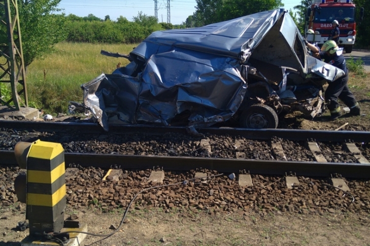 FOTÓK: Tilos jelzés ellenére hajtott vonat elé, életét vesztette a 17 éves sofőr