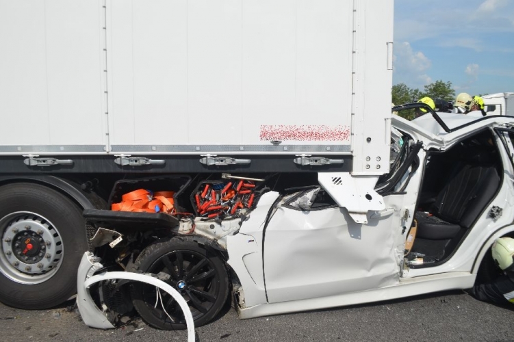 FOTÓK: Életét vesztette az autós, aki nagy sebességgel, szinte fékezés nélkül rohant az álló kamionba