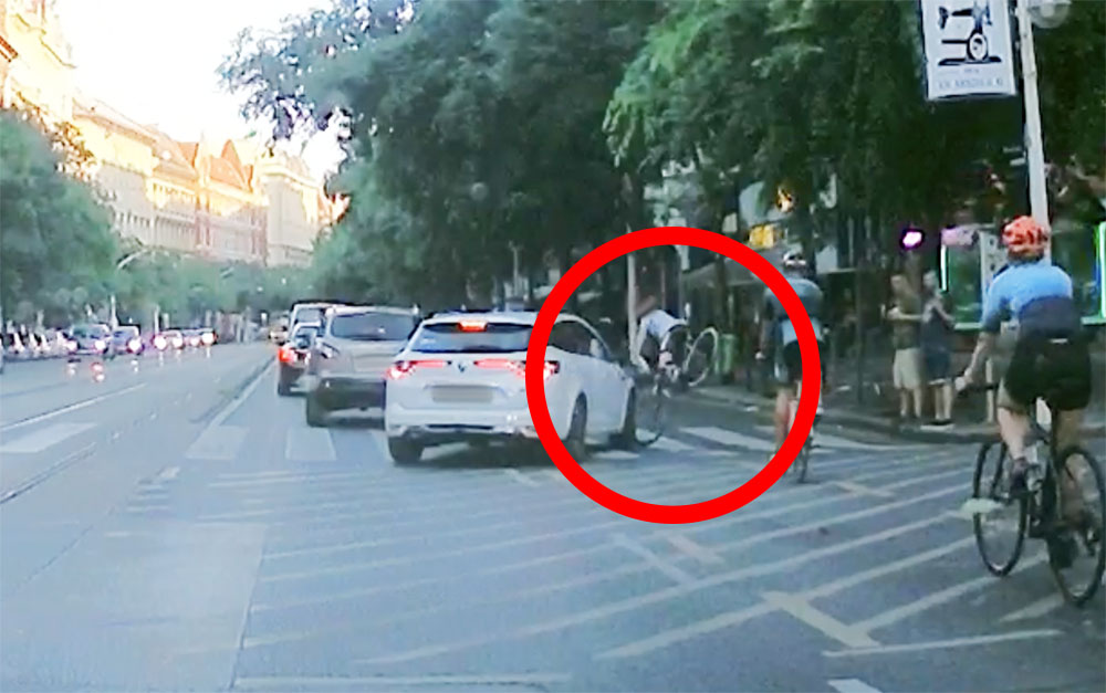 Hatalmasat zakózott a kerékpáros a körúton, mert átment a piroson és eléhajtott egy autós
