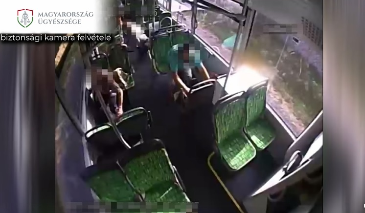 VIDEÓ: Autóba pattant a dühös gyalogos, hogy büntetőfékezhessen egy autóbusz előtt, de nem érte be ennyivel
