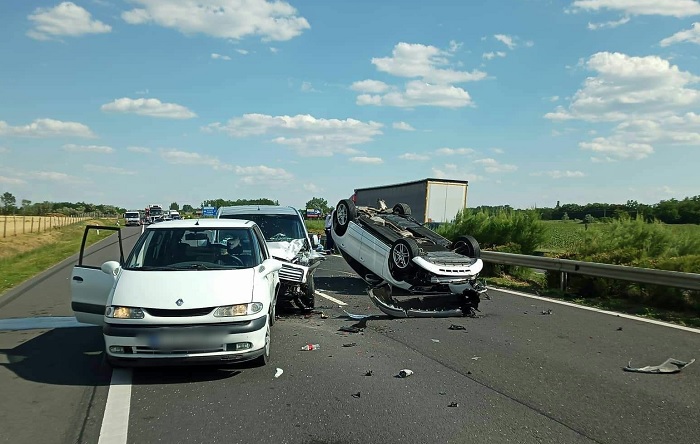 FOTÓK: Embercsempész okozott csúnya balesetet z M5-ös autópályán – Hét határsértő elszaladt