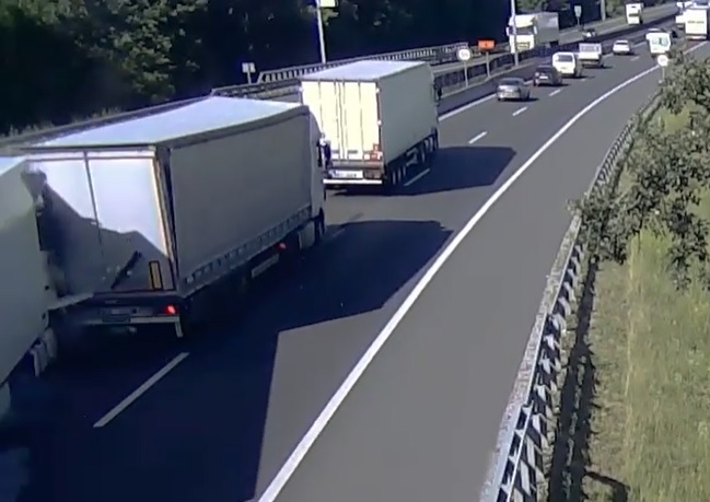 Videón, ahogy egy teherautós belerohan az előtte fékezőbe az M2-es autóúton
