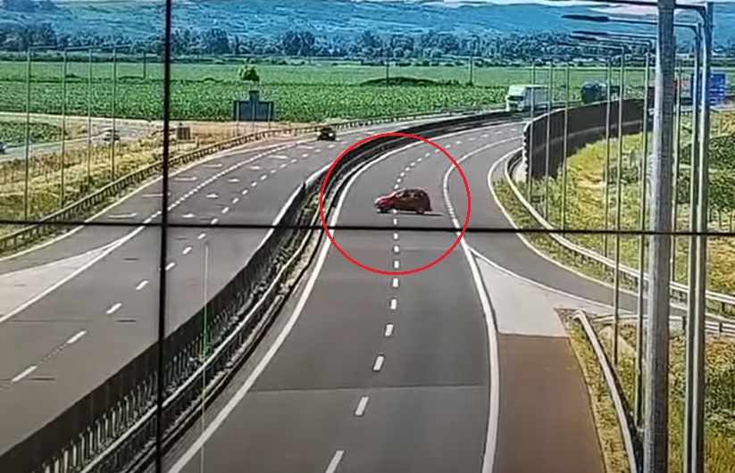 VIDEÓ: Felhajtott az autópályára, majd megfordult és elindult szembe a forgalommal