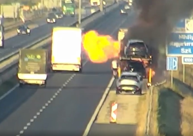 VIDEÓ: Az autószállító defektje miatt borulhattak lángokba a tréleren szállított autók az M86-oson