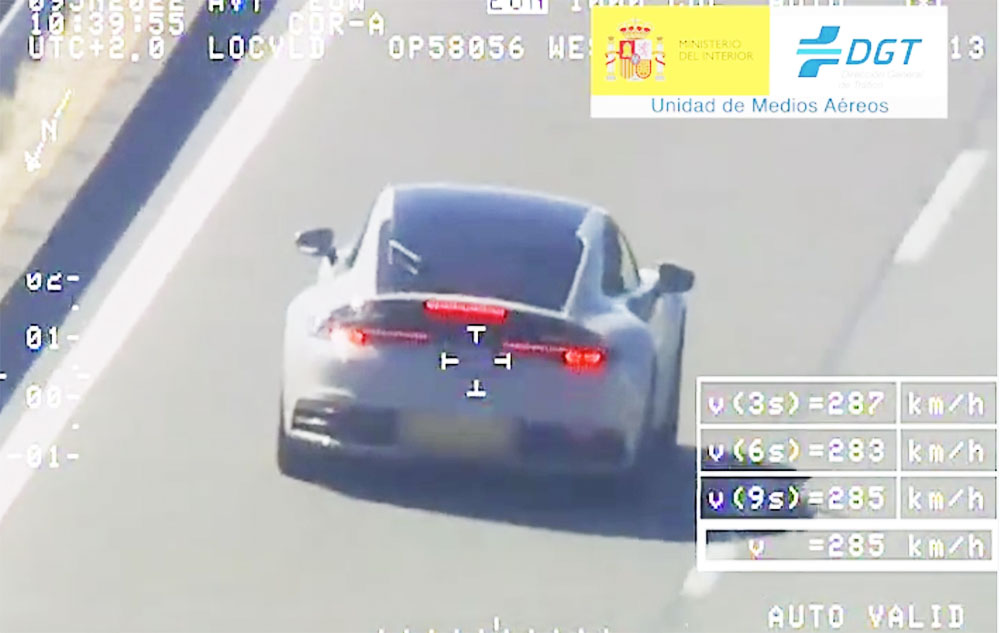 Helikopterrel vették üldözőbe a Porsche sofőrjét