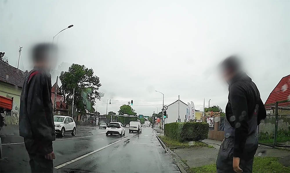 Végighúzta a kamerás autót, majd fékezés nélkül távozott. Később besétált a rendőrségre – VIDEÓ