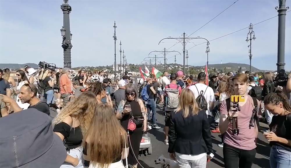 A tüntetők megállították a forgalmat a Bajcsy-Zsilinszky úton