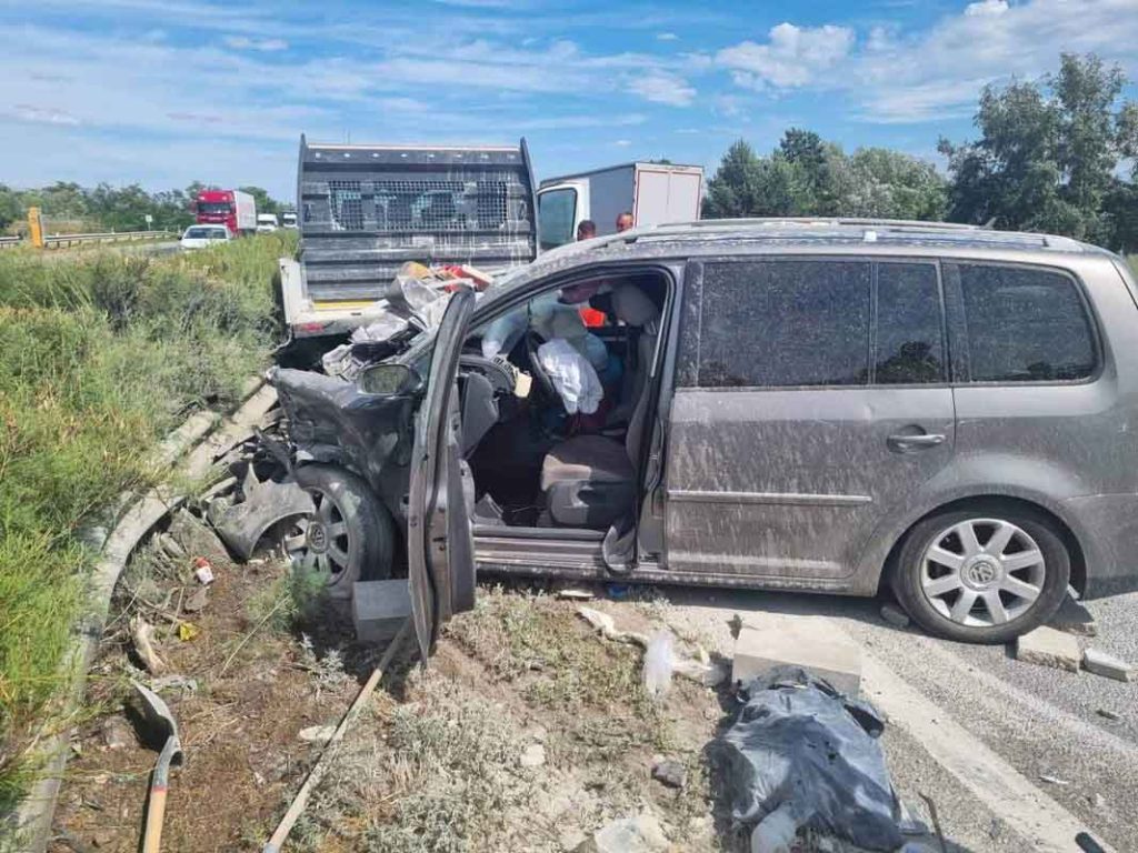Meghalt a sofőr, aki egy álló teherautóba hajtott az M1-esen