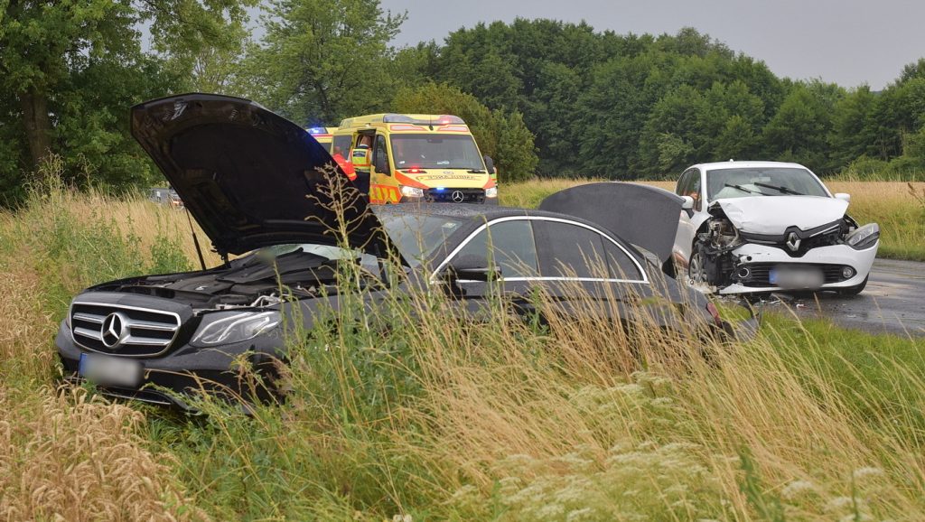FOTÓK: Tükörsima abroncsok voltak a balesetező Mercin – A sofőr nem fújt szondát, cserébe balhézott