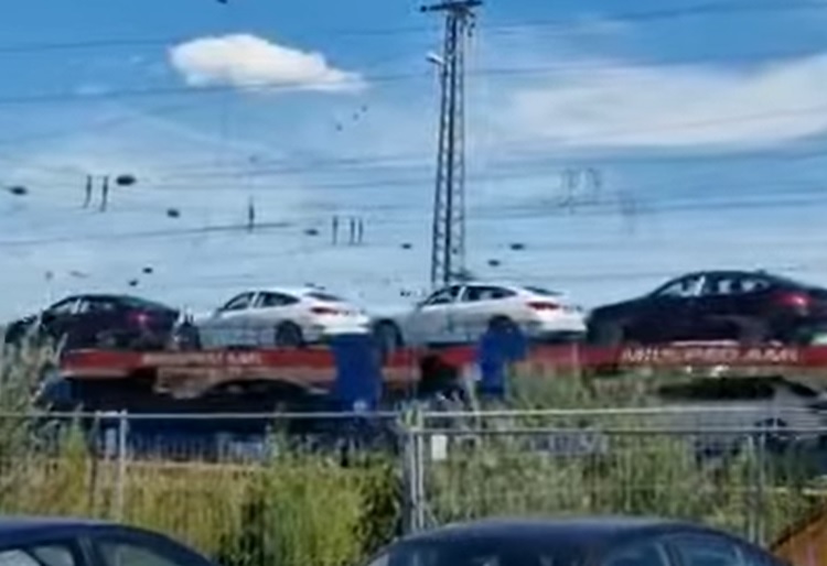 VIDEÓ: 60 vadonatúj BMW-t vert szét egy leszakadt felsővezeték