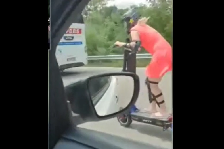 Videón, ahogy egy lány 120 km/h-val rollerezik az autópályán