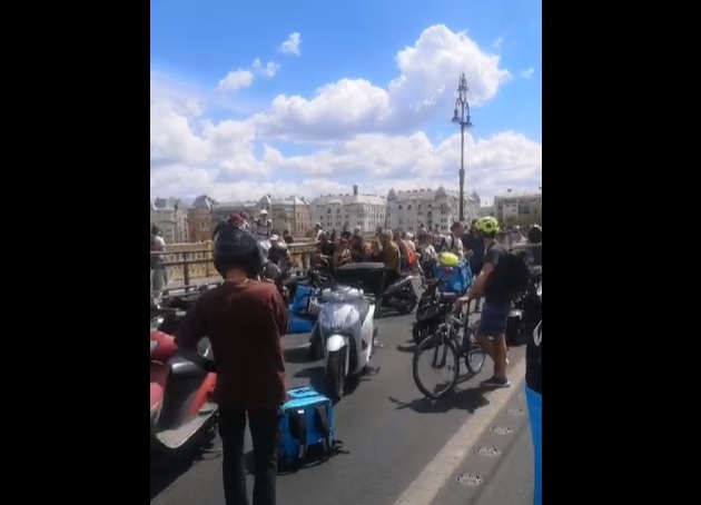 VIDEÓ:  Tüntetők akadályozzák a közlekedést a belvárosban – A Margit hidat lezárták