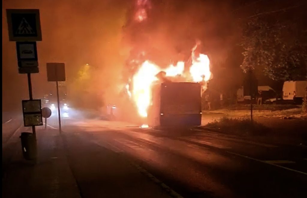 Hatalmas lángokkal égett ki egy busz az éjjel, Budapesten