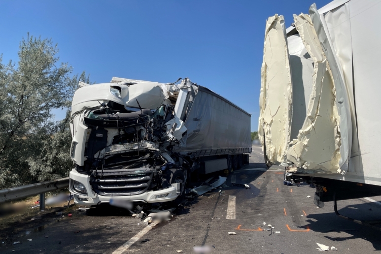 FOTÓK: Elhunyt az M1-esen történt ráfutásos kamionbaleset egyik sofőrje