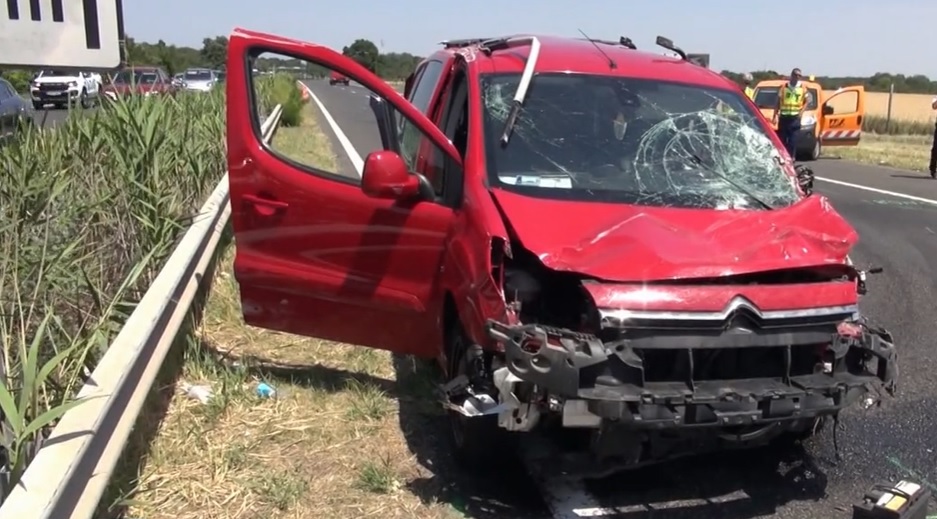 VIDEÓ: Nem volt bekötve a balesetkor, ezért kirepült az ablakon, majd elgázolta egy terepjáró