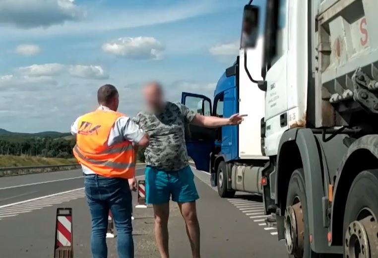 VIDEÓ: A Magyar Közút munkatársa intette rendre a balhézó kamionost az M2-esen