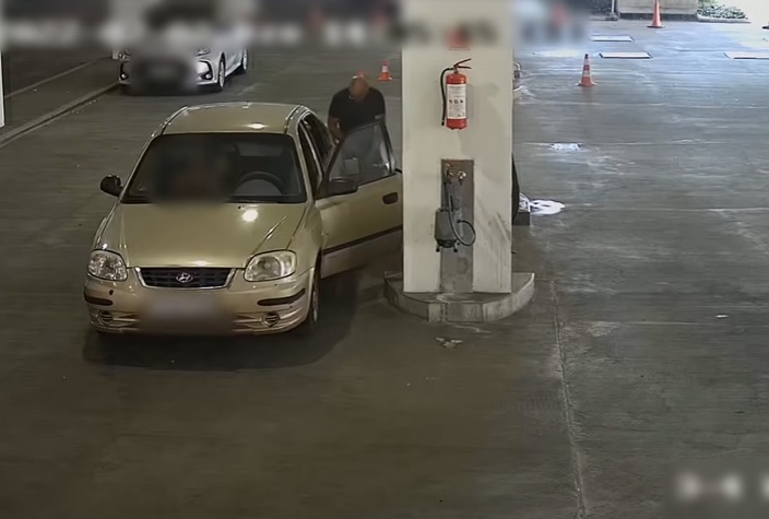 VIDEÓ: Telenyomta a tankot, majd lelépett fizetés nélkül – Keresi a rendőrség a videón látható férfit