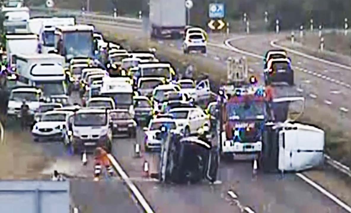 Kivágódott a szélárnyékból a trélert húzó kisbusz. Ez lett a vége…