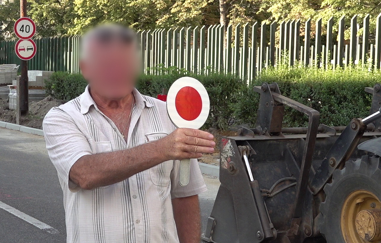 Szándékosan sodort el egy forgalomirányítót a dühös autós