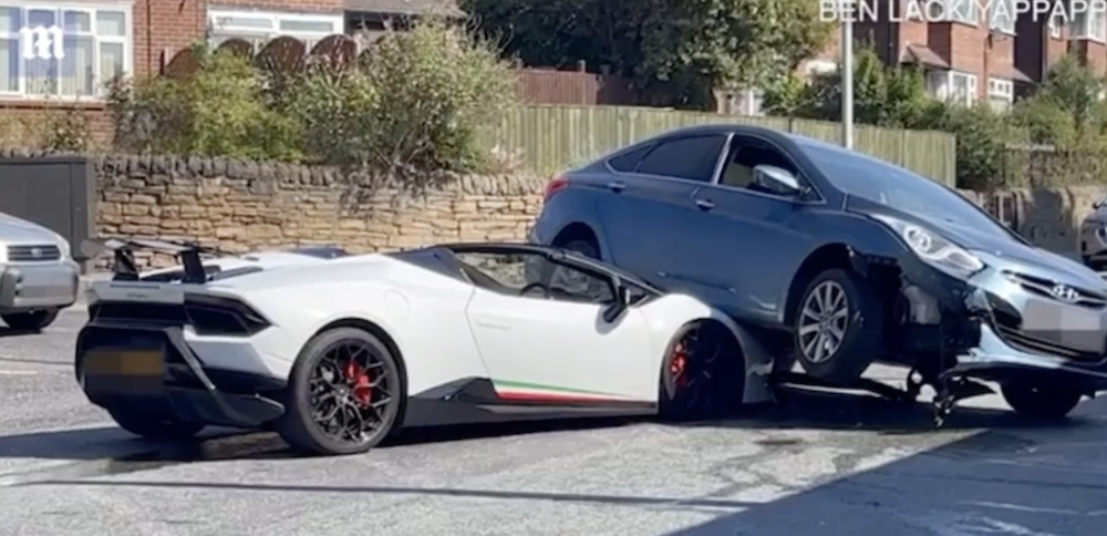 Videó: Áthajtott egy Lamborghinin a figyelmetlen autós (külföld)