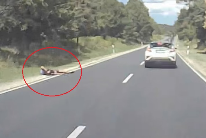VIDEÓ: Az út szélén fekszik egy ember, de senki nem áll meg segíteni!?