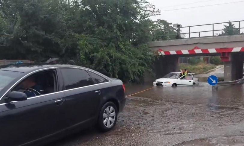 Ki kellett menteni egy autóst, miután ismét víz árasztotta el Szigetszentmiklós egyik aluljáróját