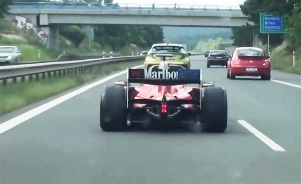 Formula–1-es autóval száguldoztak a sztrádán