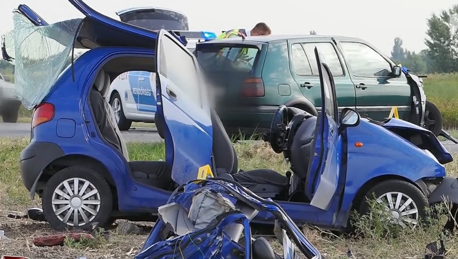 VIDEÓ: A vétlen autó sofőrje halt meg egy frontális karambolban Apostagnál