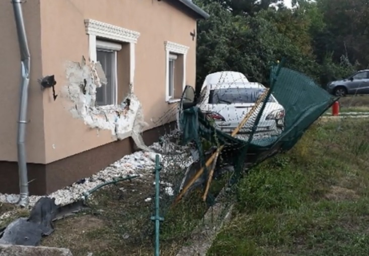 VIDEÓ: Görcsöt kapott a lába, ezért hajtott házfalnak autójával egy sofőr Szolnokon