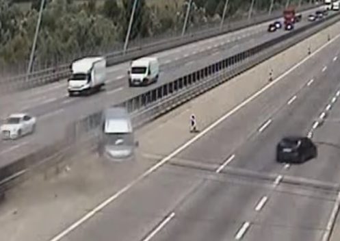 Videón, ahogy csúnya balesetet okoz egy részeg autós az M0-s autóúton