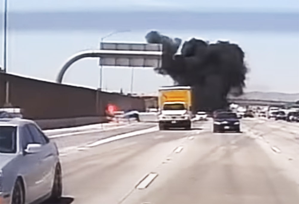Autók közé zuhant a repülő egy kaliforniai autópályán