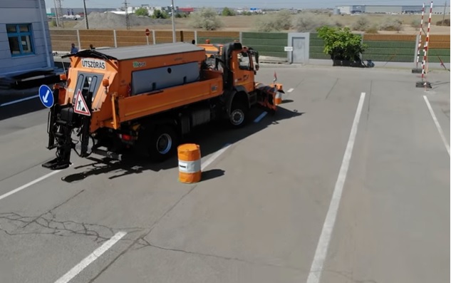 Látványos videón, ahogy minden kellékkel felszerelt teherautóval akadálypályán versenyeznek a közutasok