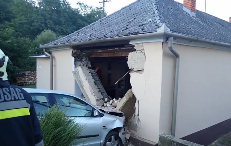 Száguldozó sofőr bontotta le egy ház oldalát autójával Vasváron