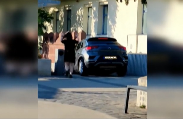 Elképesztő videó: A lépcsőn hajtott le autójával Veszprémben egy külföldi autós