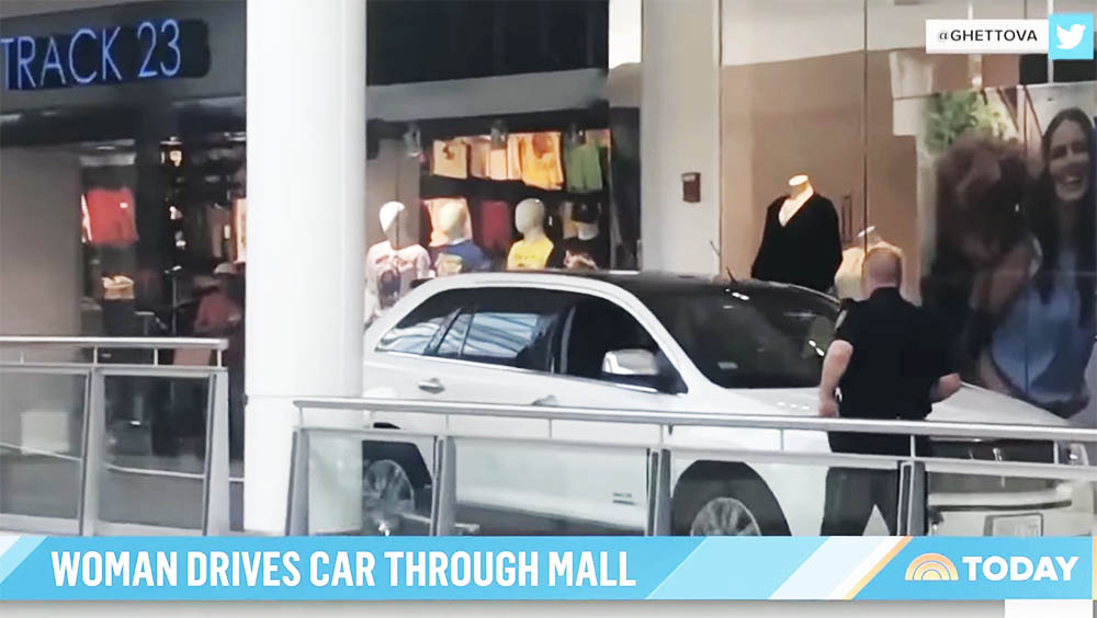 Bevásárlóközpont második emeletére tévedt be autójával egy idős asszony Amerikában