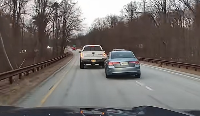 VIDEÓ: Agresszív autóst büntetett a pickupos, majd brutális balesettel végződött a púposkodás