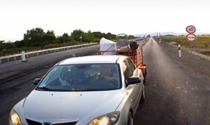 VIDEÓ: Szembe ment a forgalommal, majd felháborodva mutogatott a szabályosan közlekedőnek