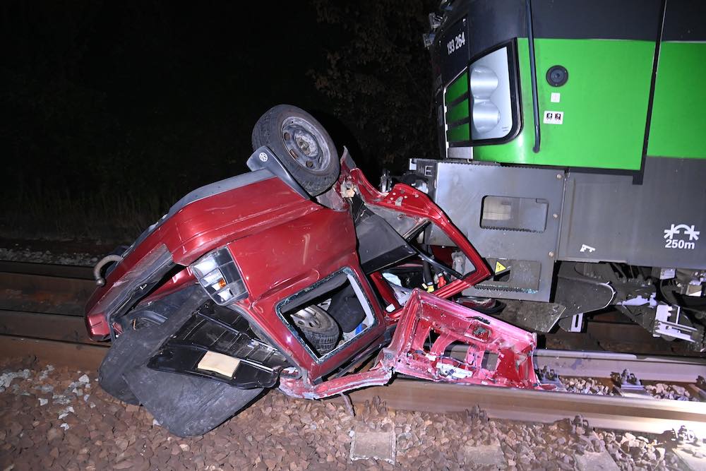 FOTÓK: A menekülő autós a vasúti sínekre borulva állt meg! És ami ezután történt….
