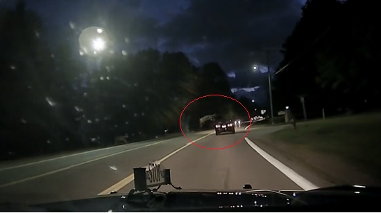 VIDEÓ: Könnyedén átszökkent az autós felett egy szarvas
