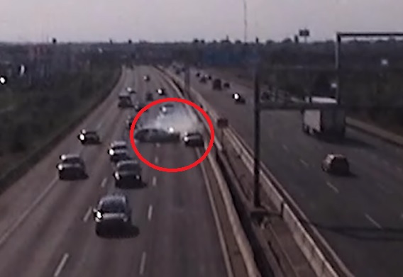 Videón, ahgy a belső sávban, műszaki hiba miatt veszteglő járműbe hajt egy autós